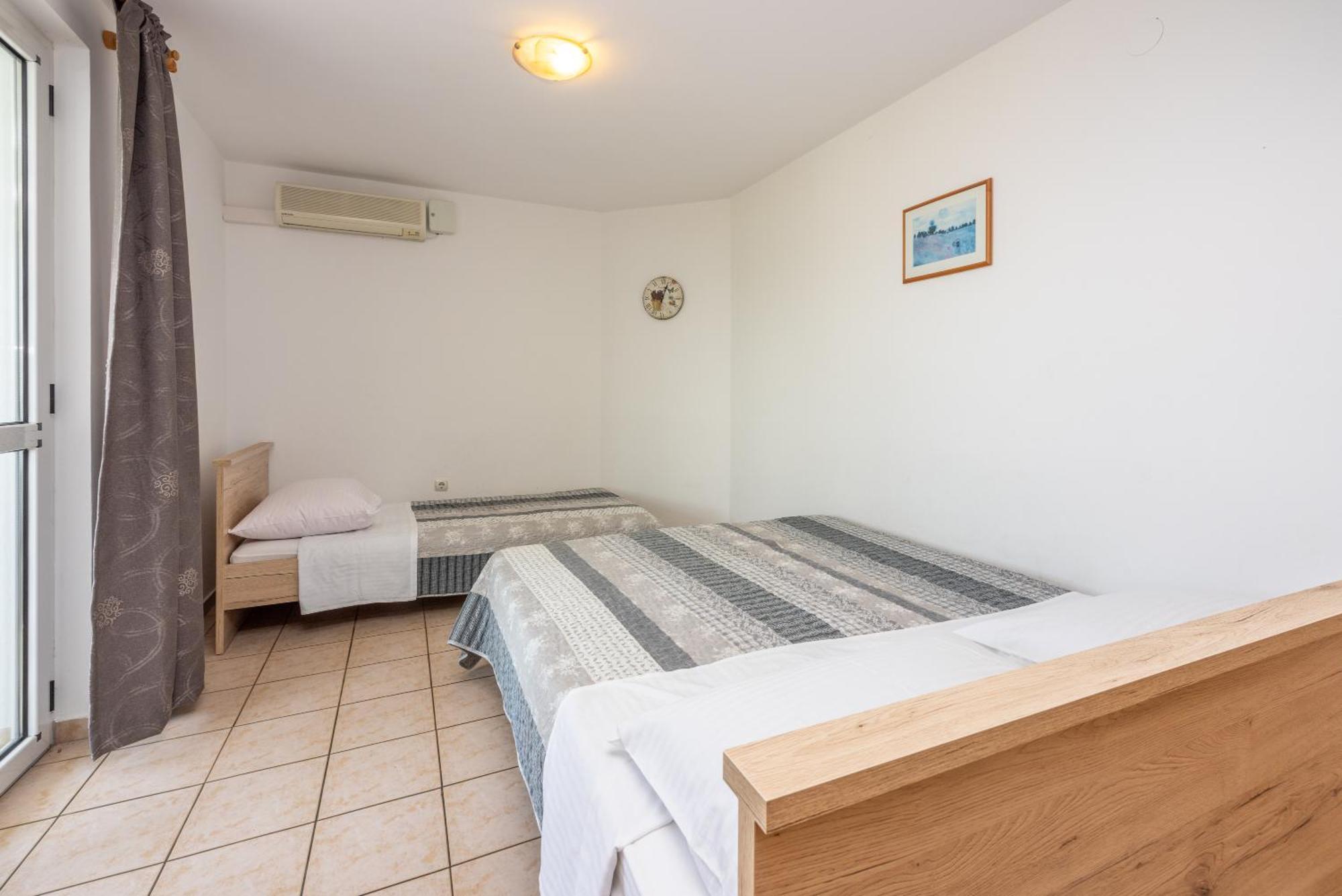Apartments Obradovic Dramalj Esterno foto